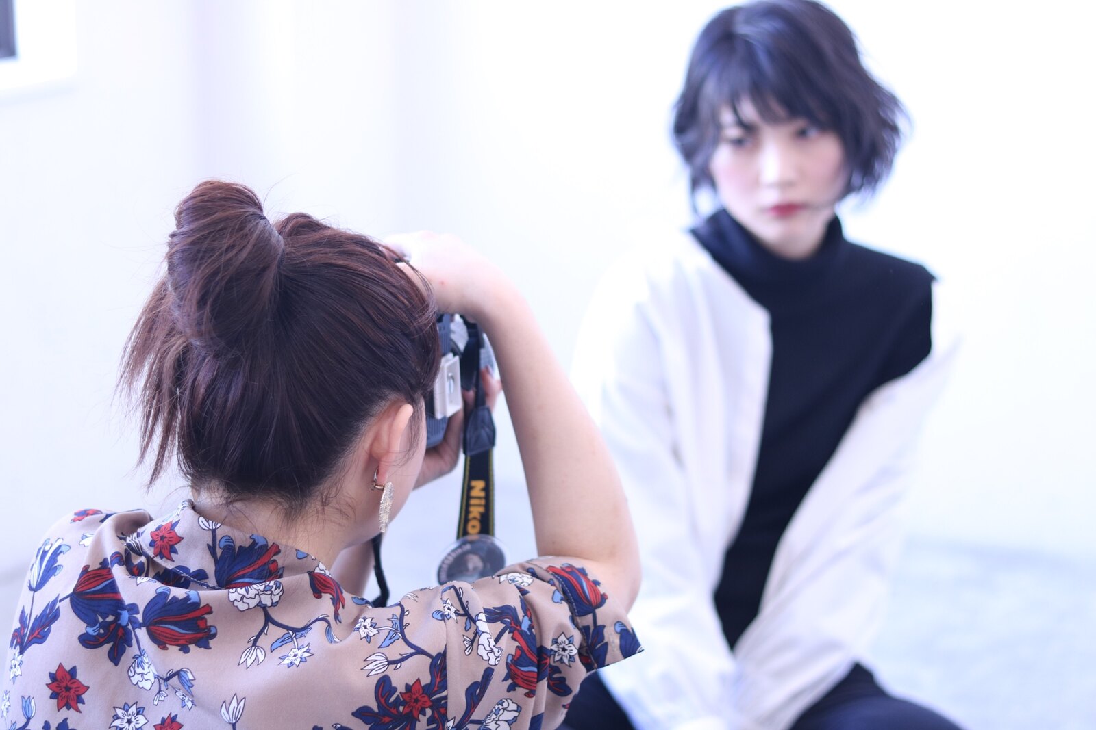 撮影会でモデルを撮影する様子